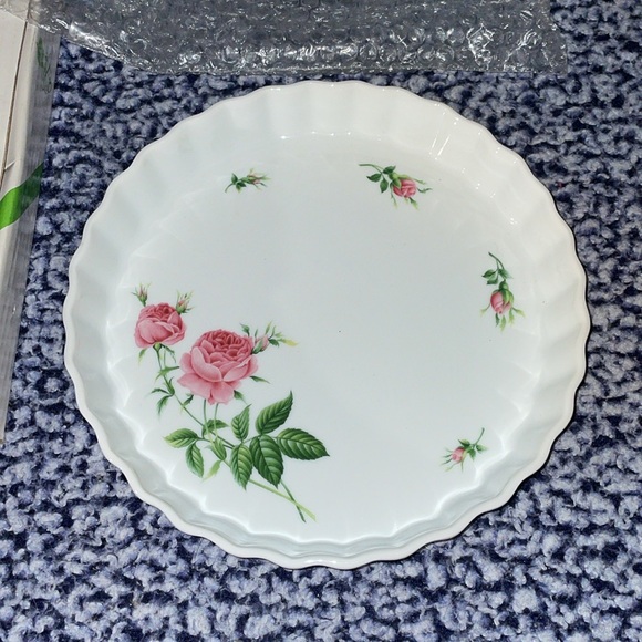 Christincholm rose quiche pie dish original box - Picture 2 of 6